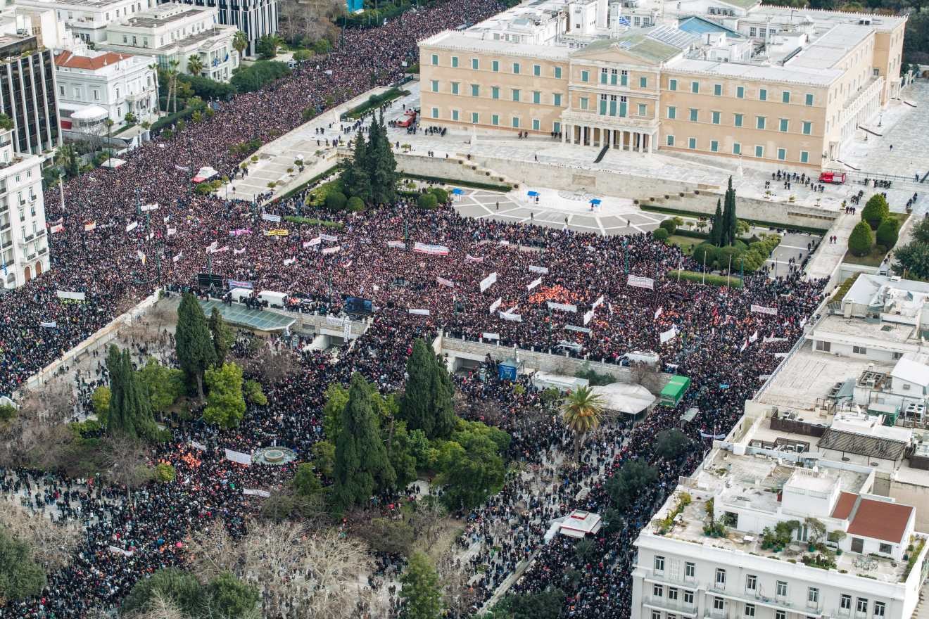 Μια θάλασσα οργής για τα Τέμπη: Τελικά πόσοι άνθρωποι βρέθηκαν στο Σύνταγμα
