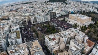 Η 28η Φεβρουαρίου 2025 έμεινε στην ιστορία: Ξεπέρασαν κάθε προηγούμενο οι συγκεντρώσεις για τα Τέμπη – Η αντίδραση της κυβέρνησης και το σενάριο εκλογών