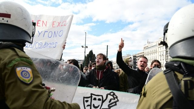 «Οι γονείς έφαγαν ξύλο και δακρυγόνα στο συλλαλητήριο»: Οι συγγενείς των θυμάτων των Τεμπών καταγγέλλουν – Η ανακοίνωση της ΕΛΑΣ