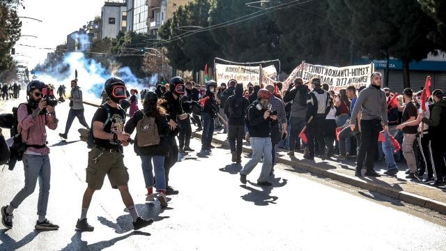 Εικόνες ντροπής: Διέλυσαν με χημικά και κρότου λάμψης τη φεμινιστική πορεία λίγο πριν φτάσει στην Hellenic Train