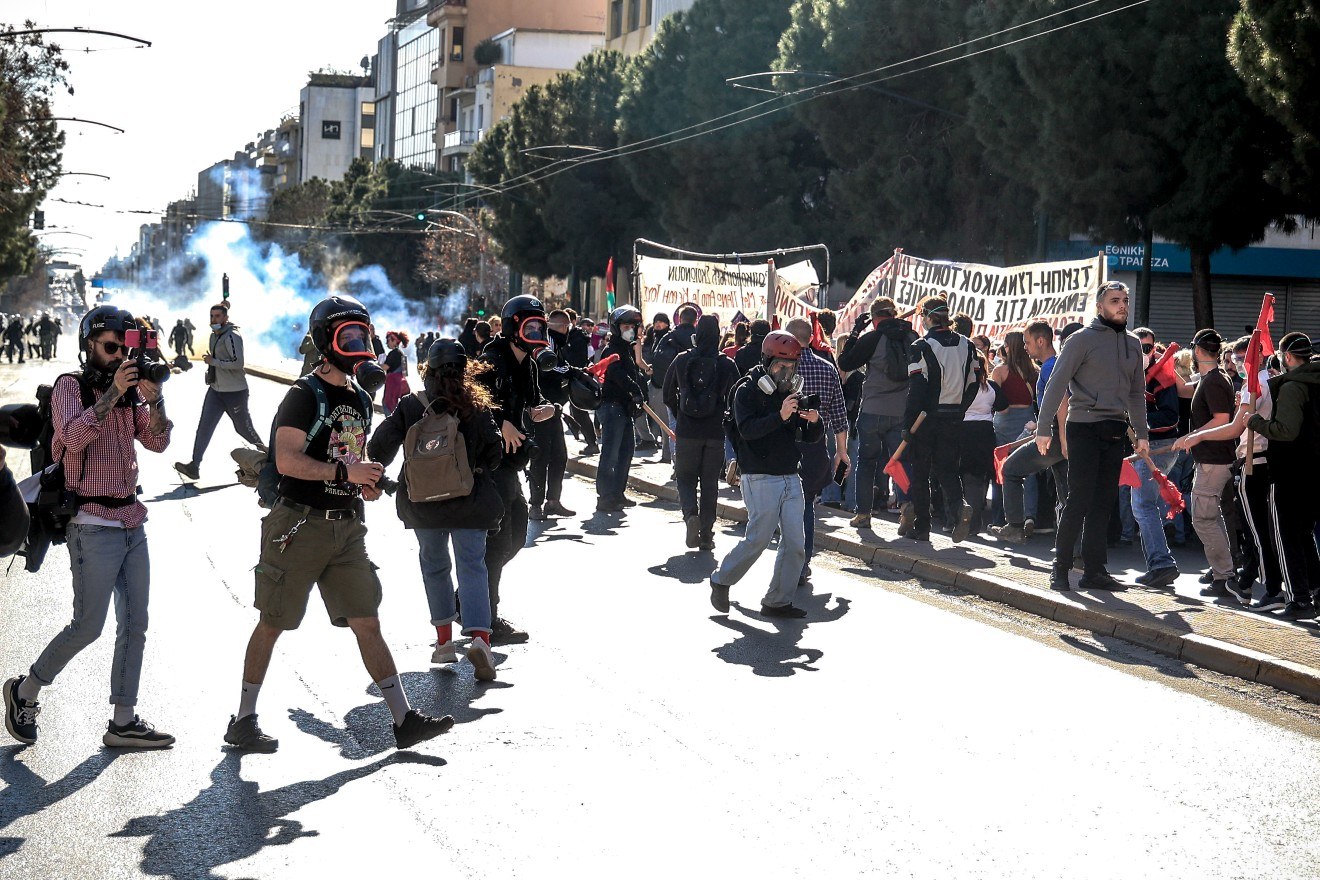 Εικόνες ντροπής: Διέλυσαν με χημικά και κρότου λάμψης τη φεμινιστική πορεία λίγο πριν φτάσει στην Hellenic Train