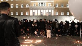 Ανατριχίλα για τα Τέμπη: 57 μπαλόνια στον ουρανό της Αθήνας ακριβώς στις 23:18 και τη συμπλήρωση δύο ετών από την τραγωδία (video)