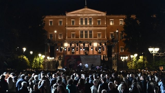 Λαοθάλασσα στο Σύνταγμα για τη συναυλία για τα Τέμπη: Ο συγκλονιστικός λόγος της Μάγδας Φύσσα (videos)