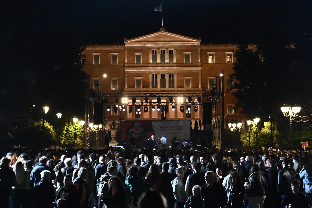 Λαοθάλασσα στο Σύνταγμα για τη συναυλία για τα Τέμπη: Ο συγκλονιστικός λόγος της Μάγδας Φύσσα (videos)