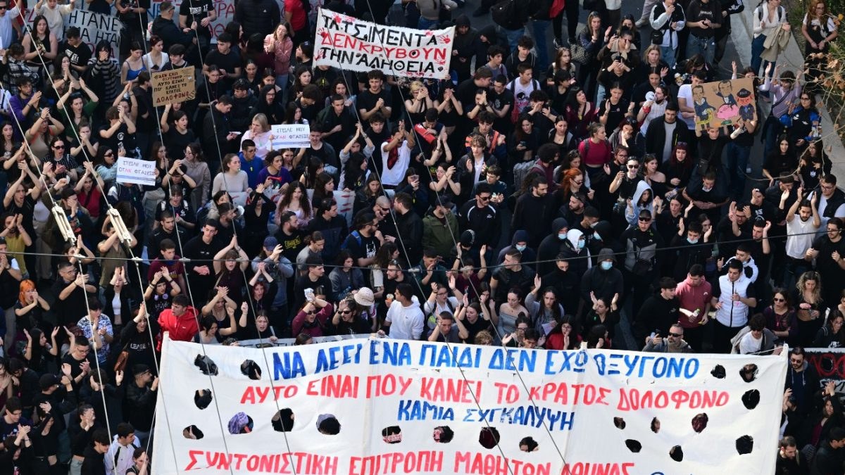 Διπλό ραντεβού στους δρόμους για τα Τέμπη: Χιλιάδες μαθητές, φοιτητές και εκπαιδευτικοί σε συλλαλητήρια (photos/video)