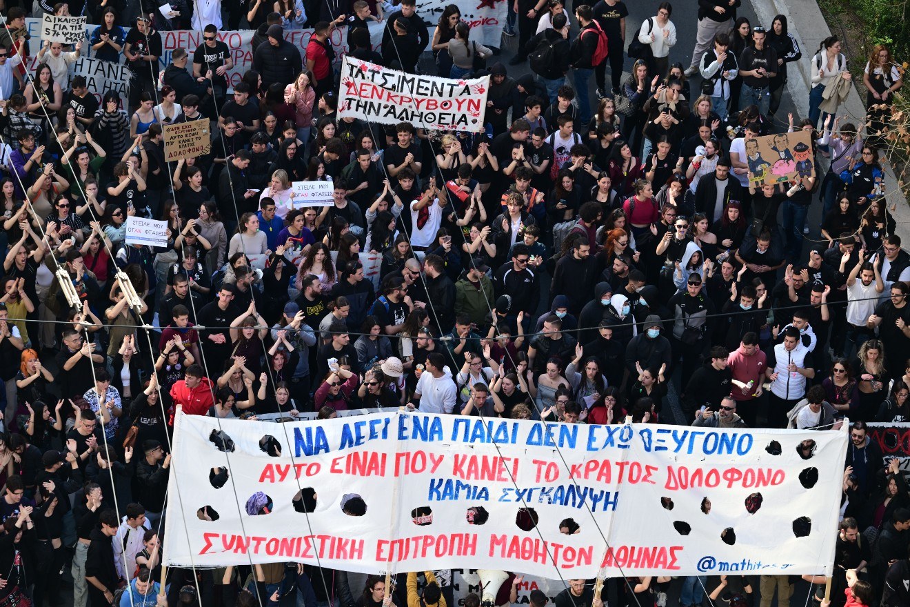 Διπλό ραντεβού στους δρόμους για τα Τέμπη: Χιλιάδες μαθητές, φοιτητές και εκπαιδευτικοί σε συλλαλητήρια (photos/video)