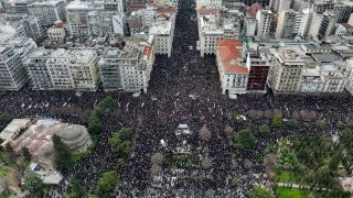 Ανθρώπινο μεγαλείο: Διαδηλωτές των Τεμπών στη Θεσσαλονίκη ανοίγουν διάδρομο για να περάσει ασθενοφόρο (video)