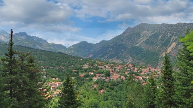 Καταπράσινο περιβάλλον με τρεχούμενα νερά: Το χωριό που πρωταγωνίστησε στην Ελληνική Επανάσταση