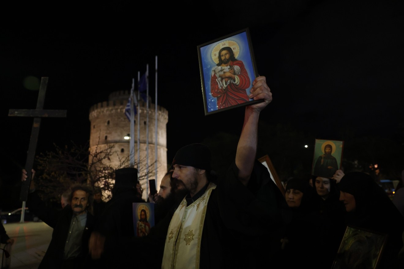 Χαμός στη Θεσσαλονίκη: Με σταυρούς και εικόνες κατά των ΜΑΤ έξω από το θέατρο που έπαιζε ο Ζαραλίκος