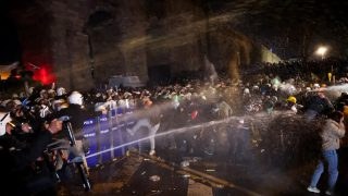 Τουρκία: Χιλιάδες πολίτες στους δρόμους – Συγκρούσεις με την αστυνομία σε Κωνσταντινούπολη, Σμύρνη και Αττάλεια