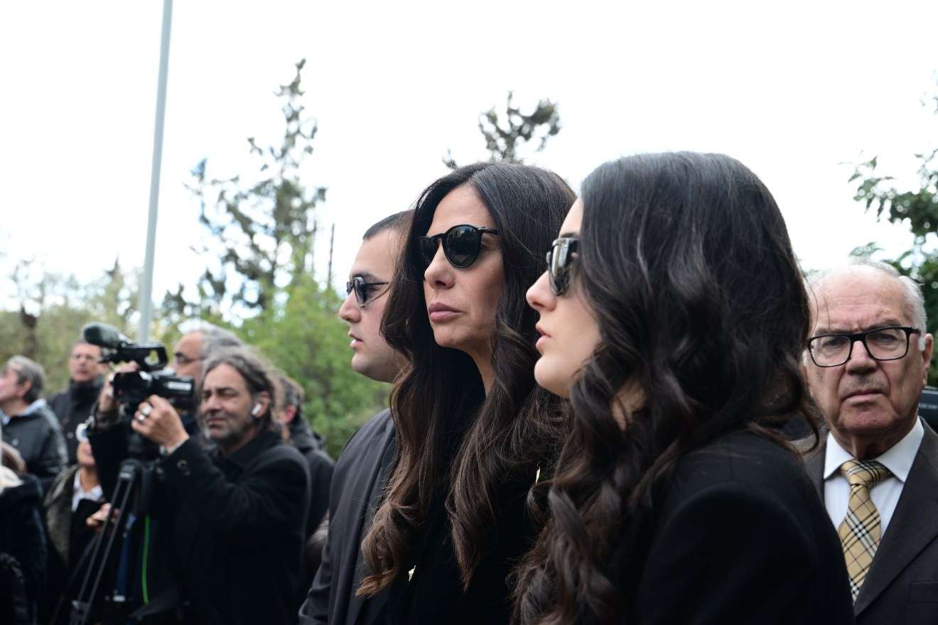 Τρισάγιο για τον Αλέξη Κούγια – Χωριστά αφίχθησαν η Εύη Βατίδου και τα παιδιά τους