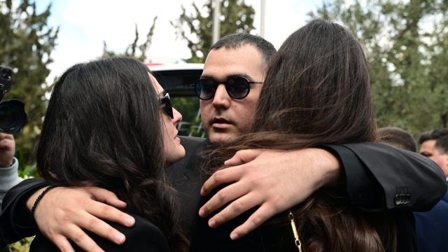 Φωτογραφίες από το τρισάγιο του Αλέξη Κούγια – Χωριστά η Εύη Βατίδου από τον Χρίστο και τη Μάιρα