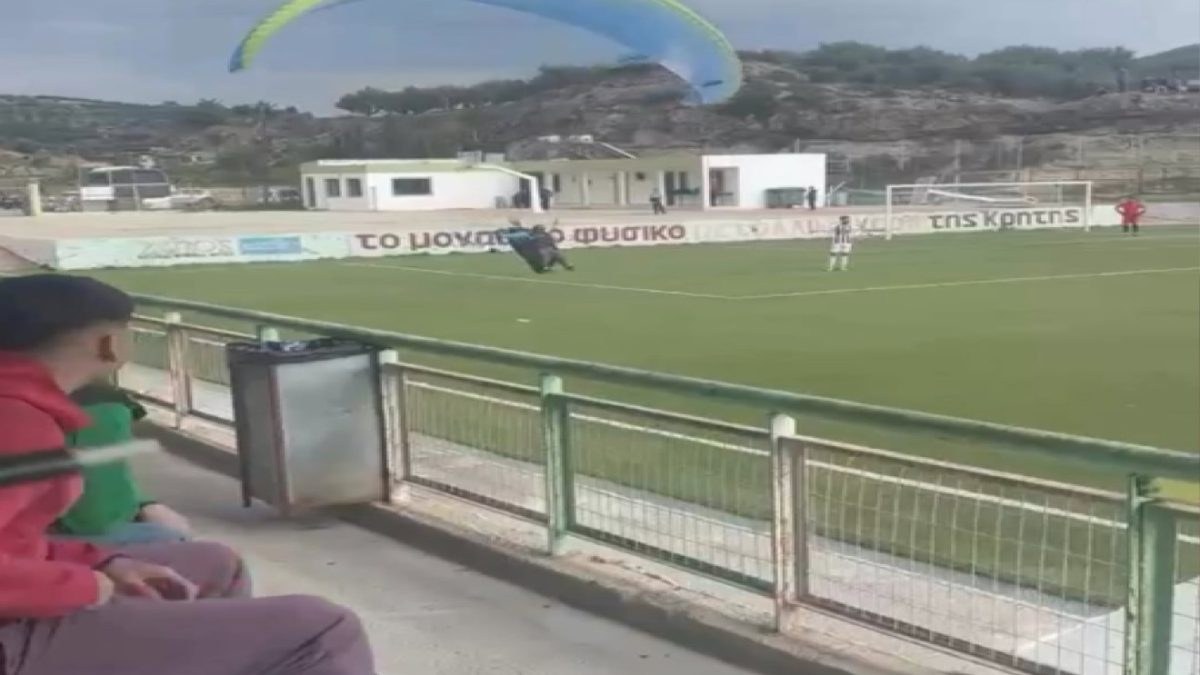 Δεν έχει ξαναγίνει: Αλεξιπτωτιστής προσγειώθηκε σε γήπεδο κατά την διάρκεια αγώνα Γ’ Εθνικής(Video)