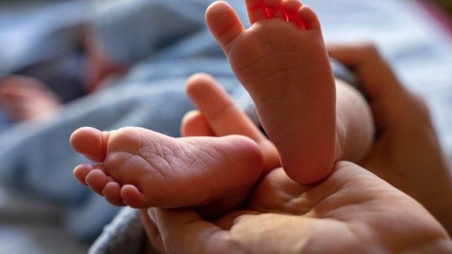 Απίστευτο περιστατικό στην Εύβοια: Ξεγέννησε μόνος τη σύζυγό του!