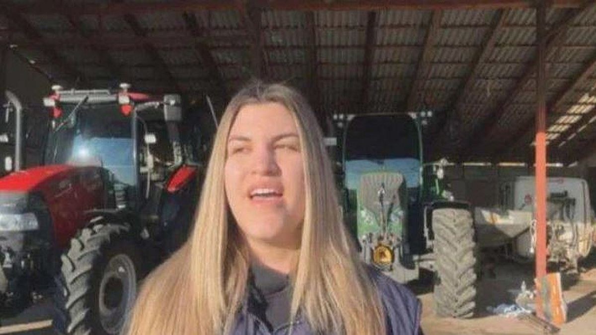 Λεβέντισσα: Η 20χρονη αγρότισσα από το Δομοκό που βολτάρει με το τρακτέρ και έγινε viral (video)