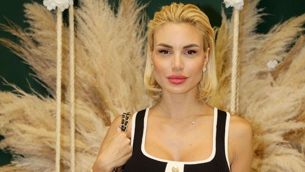 Σάλος με Παναγιώταρου: Τραγουδούσε και όλοι κοίταζαν το διάφανο φόρεμα (video)