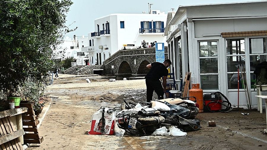 Κακοκαιρία στις Κυκλάδες: Σε κατάσταση εκτάκτου ανάγκης Πάρος και Μύκονος – Οι επόμενες ώρες της καταστροφής και ο αγώνας δρόμου για το Πάσχα (photos)