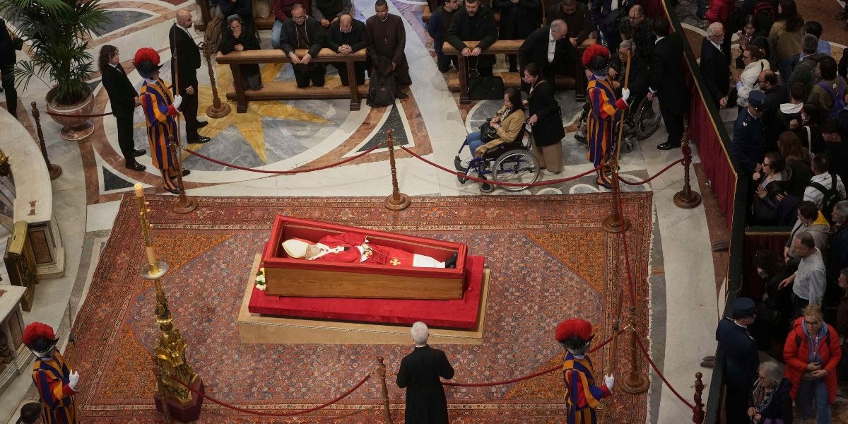 Πυρετώδεις οι προετοιμασίες για την κηδεία του Πάπα Φραγκίσκου: Ποιος θα κάτσει και πού – Στην τρίτη θέση ο Τραμπ;
