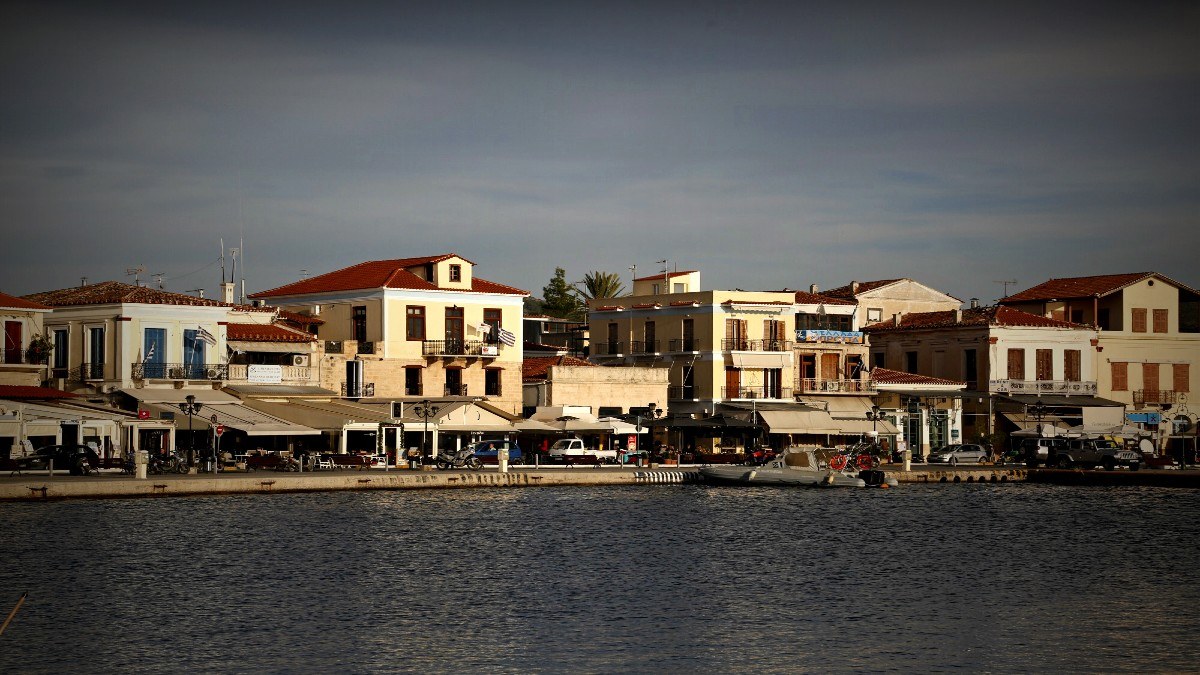 Ανοιξιάτικη Πασχαλινή απόδραση της τελευταίας στιγμής: Ένα κοντινό νησί με αυθεντική παράδοση και φυσική ομορφιά