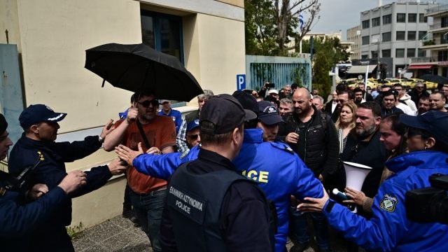 Ένταση στη συγκέντρωση των ταξί έξω από το υπουργείο Υποδομών και Μεταφορών – Ζητούν τον Κυρανάκη