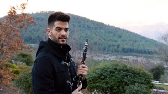 Στο νοσοκομείο με σοβαρά τραύματα ο Άρης Μουγκοπέτρος – Εξερράγη στα χέρια του κροτίδα