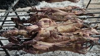 Αρνί ή κατσίκι το Πάσχα; Η διατροφική αξία του πασχαλινού τραπεζιού και τι πρέπει να προσέξετε