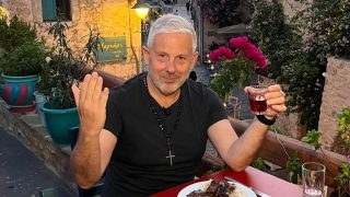 Ο Τάσος Δούσης δίνει την εγγύησή του: Οι 24 βασικοί κανόνες καλής συμπεριφοράς στο πασχαλινό τραπέζι
