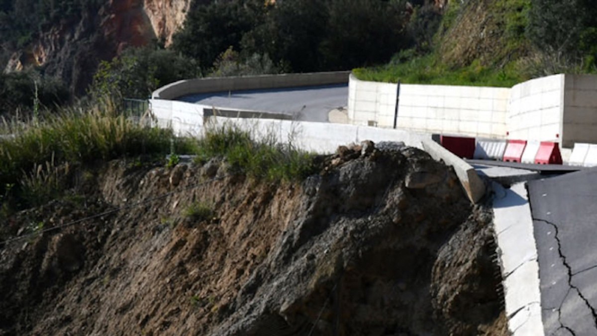 Θεσσαλία: Κατεπείγουσα έρευνα για την κατάρρευση του νέου δρόμου Λάρισας – Μαγνησίας λίγο πριν παραδοθεί