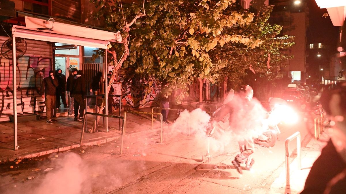 Επεισοδιακή νύχτα στα Εξάρχεια: Μολότοφ και πετροπόλεμος με καμένα αυτοκίνητα και πάνω από 70 προσαγωγές