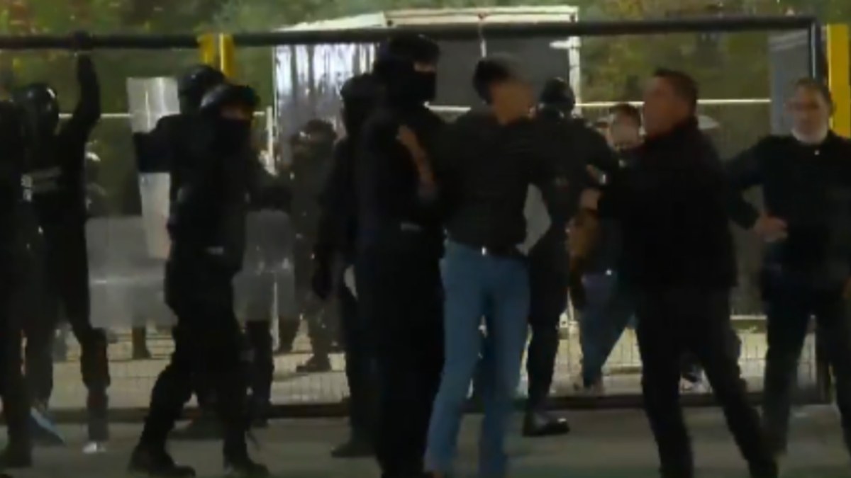 Τραγικός θάνατος για δύο νεαρούς οπαδούς στη Χιλή – Συνεθλίβησαν σε φράχτη από όχημα ρίψης χημικών της Αστυνομίας