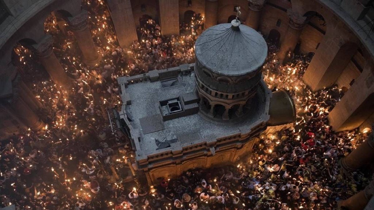 Πραγματοποιήθηκε η Τελετή Αφής στα Ιεροσόλυμα: Το Άγιο Φως άναψε ξανά ελπίδα από τον Πανάγιο Τάφο