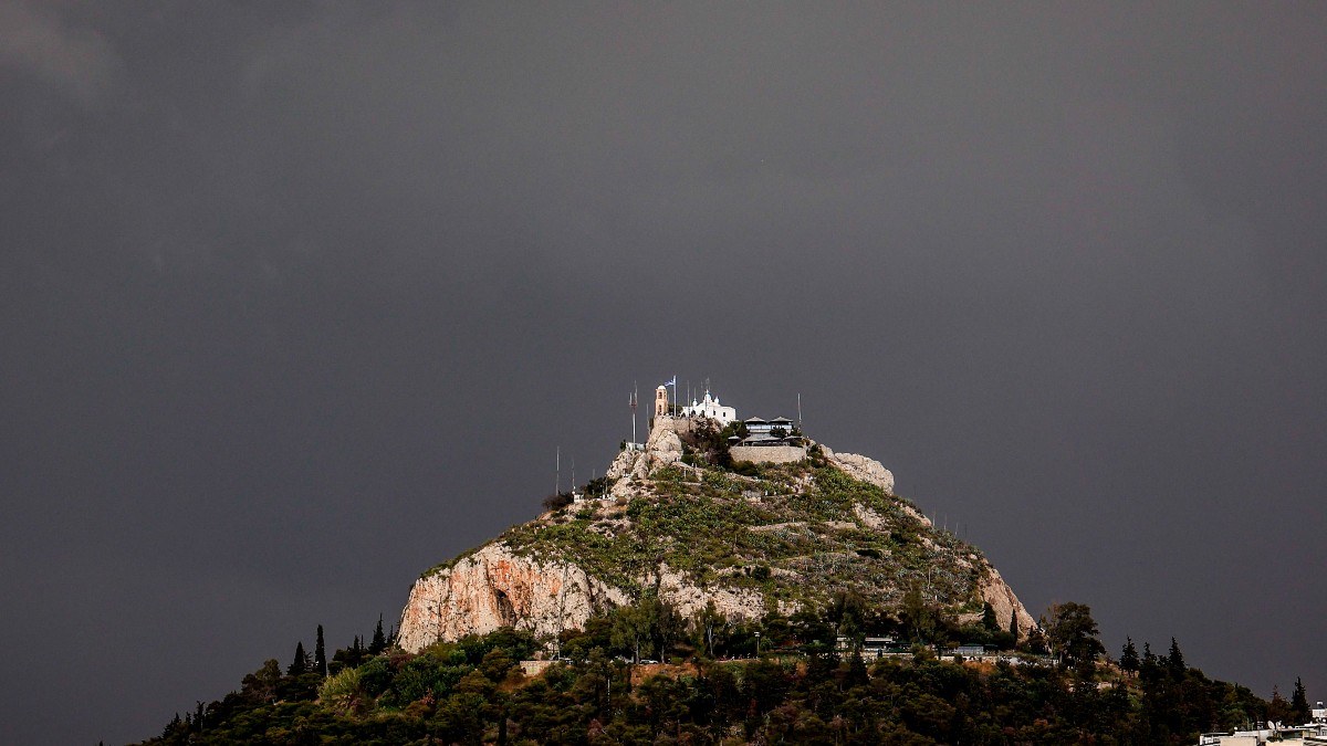 Καιρός σήμερα 26/4: Σαββατοκύριακο… καταιγισμού με επιρροή και στην Αττική – Η εκτίμηση Αρναούτογλου και Μαρουσάκη για το πότε σταματούν τα φαινόμενα