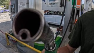 Ο Τραμπ… μείωσε την τιμή της βενζίνης: Πόσο πιο χαμηλά θα φτάσει μέχρι το Πάσχα