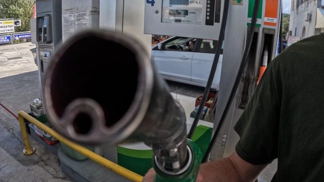Ο Τραμπ… μείωσε την τιμή της βενζίνης: Πόσο πιο χαμηλά θα φτάσει μέχρι το Πάσχα