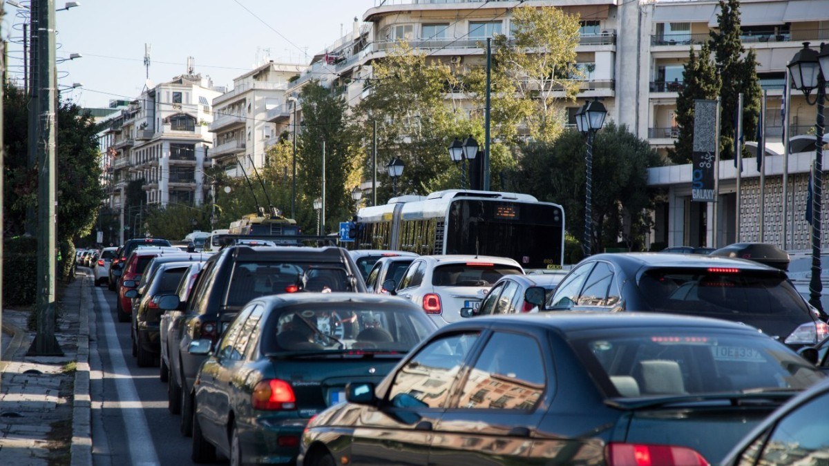 Φωτιά σε όχημα στην Αθηνών – Κορίνθου: Κίνηση και κυκλοφοριακή συμφόρηση στην περιοχή
