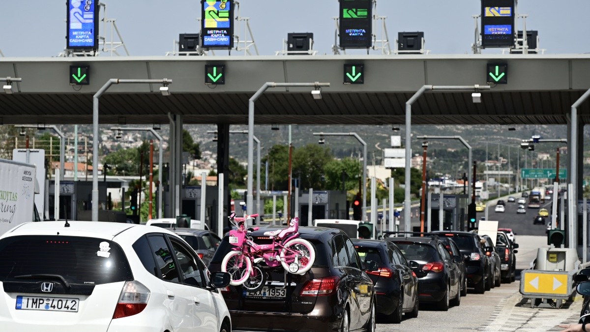 Ερημώνει η Αθήνα: Φεύγουν κατά χιλιάδες για Πάσχα – Ουρές στα διόδια, κοσμοσυρροή στα λιμάνια