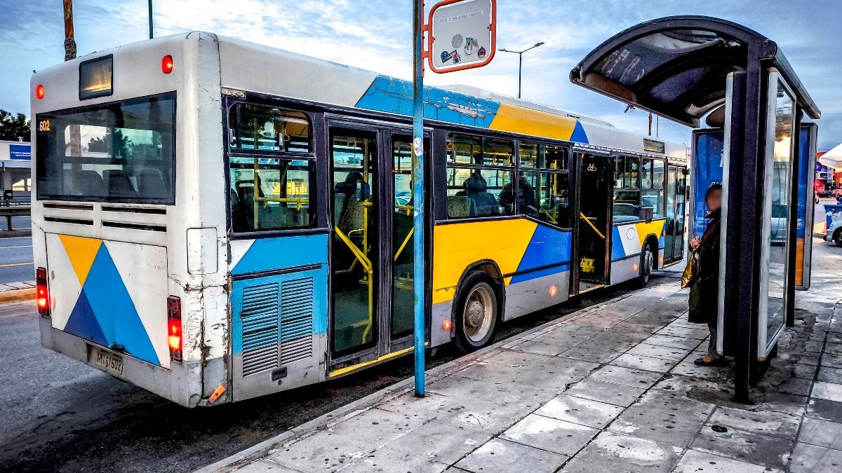 Συναγερμός στη Βασιλίσσης Αμαλίας: Ακινητοποίηση λεωφορείου και προβλήματα στην κυκλοφορία