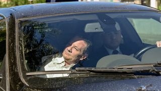 Στα δικαστήρια ο Απόστολος Λύτρας και η Σοφία Πολυζωγοπούλου: Με τις μεγάλες του κόρες μαζί ο ποινοκολόγος