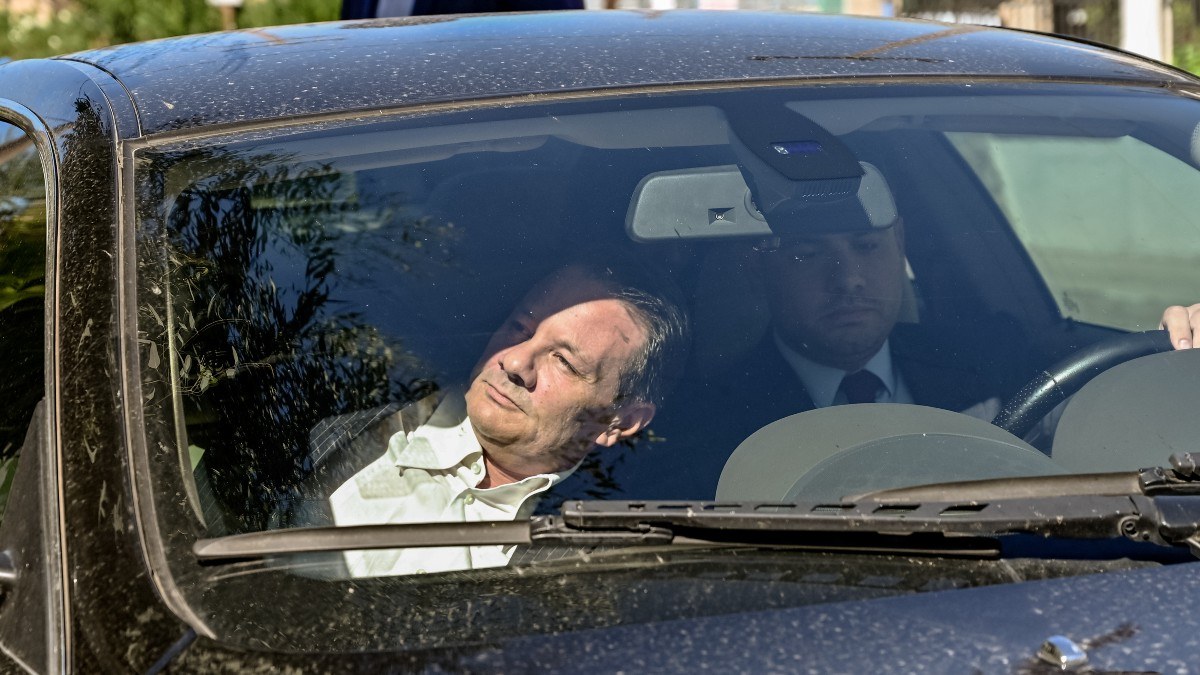 Στα δικαστήρια ο Απόστολος Λύτρας και η Σοφία Πολυζωγοπούλου: Με τις μεγάλες του κόρες μαζί ο ποινοκολόγος