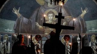 Μεγάλη Πέμπτη: «Σήμερον κρεμάται επί ξύλου» – Η κορύφωση του Θείου Δράματος, οι συμβολισμοί και τα κόκκινα αβγά