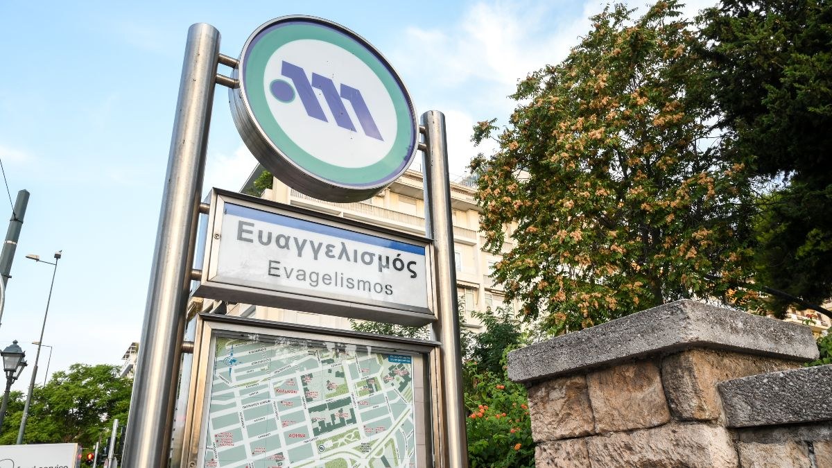 Συναγερμός στον Ευαγγελισμό: Άνθρωπος έπεσε στις ράγες του Μετρό
