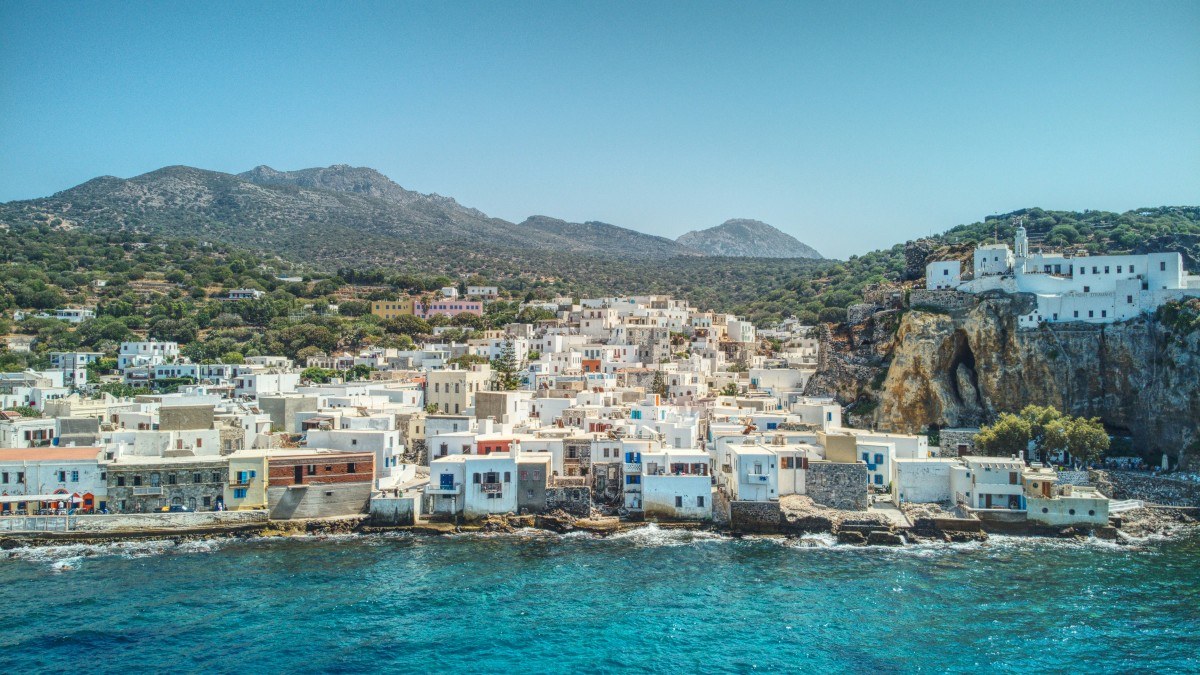 Βαθιά μπλε νερά, θερμές πηγές: Το μυθολογικό νησί για τους λάτρεις της περιπέτειας και του ρομαντισμού