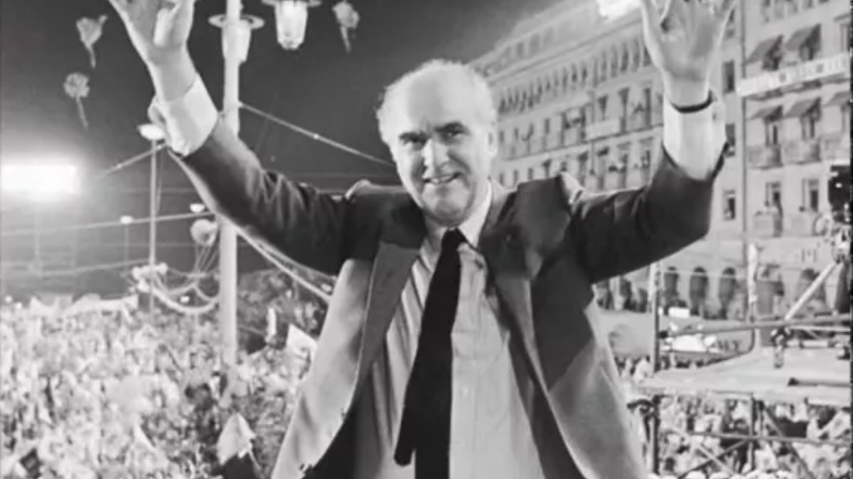 «Τσοβόλα, δώσ’ τα όλα»: Το παρασκήνιο της διαβόητης ατάκας Παπανδρέου – Πώς σχετίζεται το σκάνδαλο Κοσκωτά
