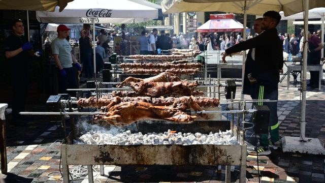 Σούβλες, χοροί και τσούγκρισμα αυγών: Η Ελλάδα γιορτάζει το Πάσχα με ψήσιμο του οβελία σε κάθε άκρη της χώρας