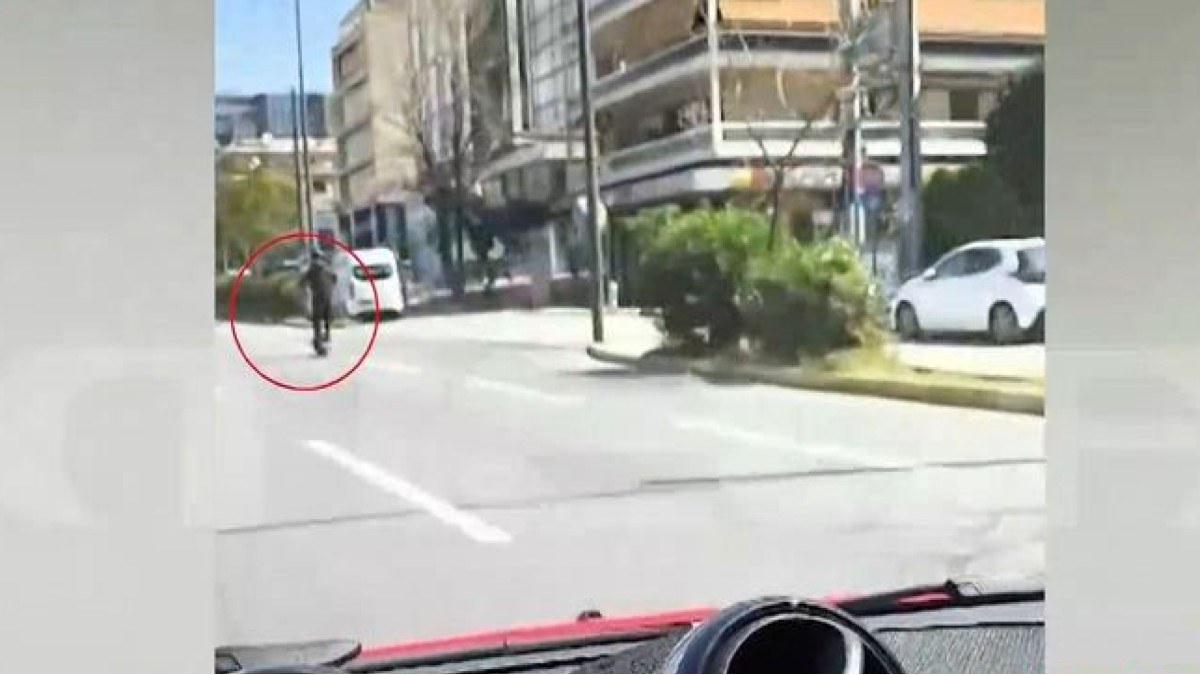 Απίστευτο: Ηλεκτρικό πατίνι «σπάει» τα 100 χλμ./ώρα στη Συγγρού – Προσπερνάει τα αυτοκίνητα με ιλιγγιώδη ταχύτητα