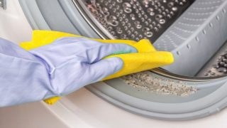 Χωρίς καν… να κουραστείτε και να ξοδευτείτε: 5 «άχαστα» κόλπα για να καθαρίσετε αποτελεσματικά το πλυντήριο ρούχων σας