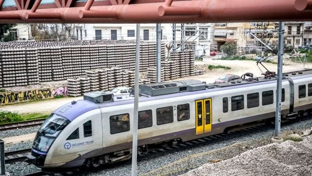 Σοκ στη Χαλκίδα: Σύγκρουση προαστιακού με φορτηγό στα ναυπηγεία