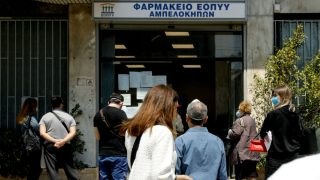 Συνεχίζεται η ταλαιπωρία στα φαρμακεία ΕΟΠΥΥ – Ουρές «ντροπής» για ένα φάρμακο