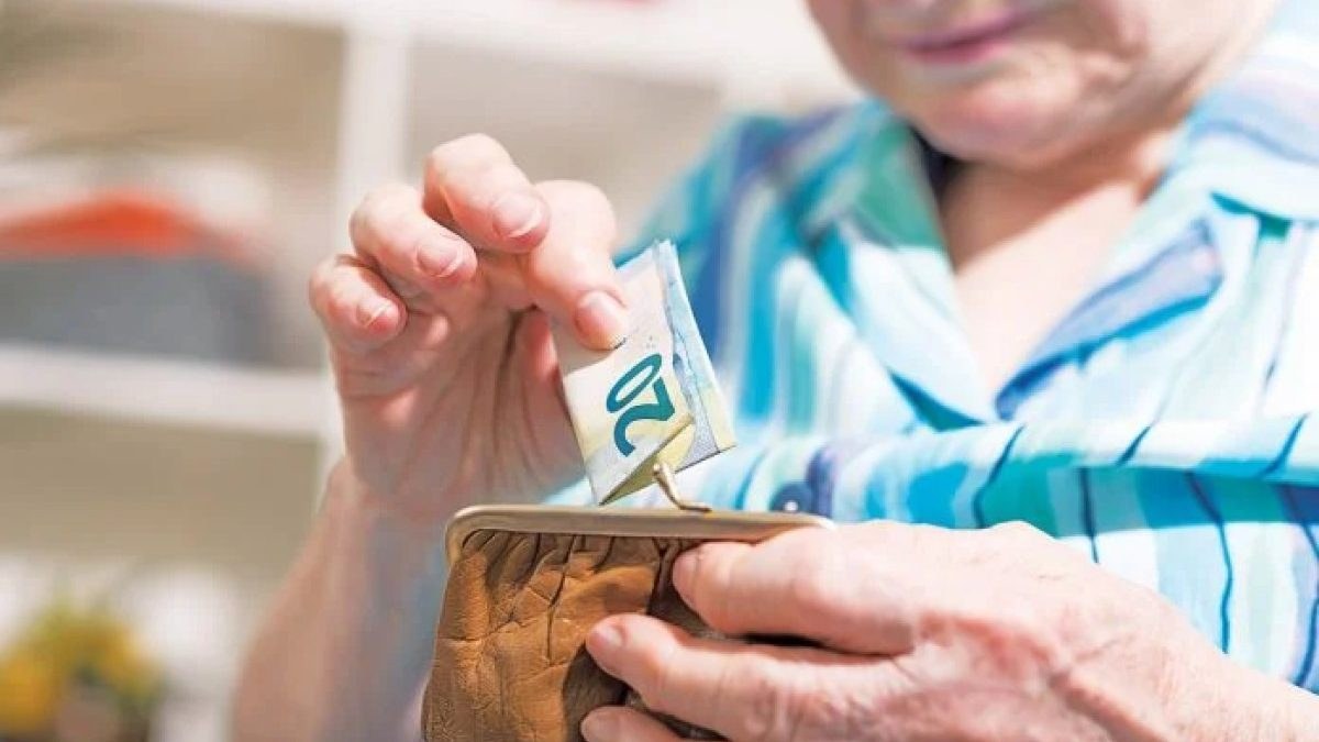 Συντάξεις Οκτωβρίου: «Κλείδωσαν» οι επίσημες ημερομηνίες πληρωμής – Δείτε πότε μπαίνουν τα χρήματα στα ΑΤΜ