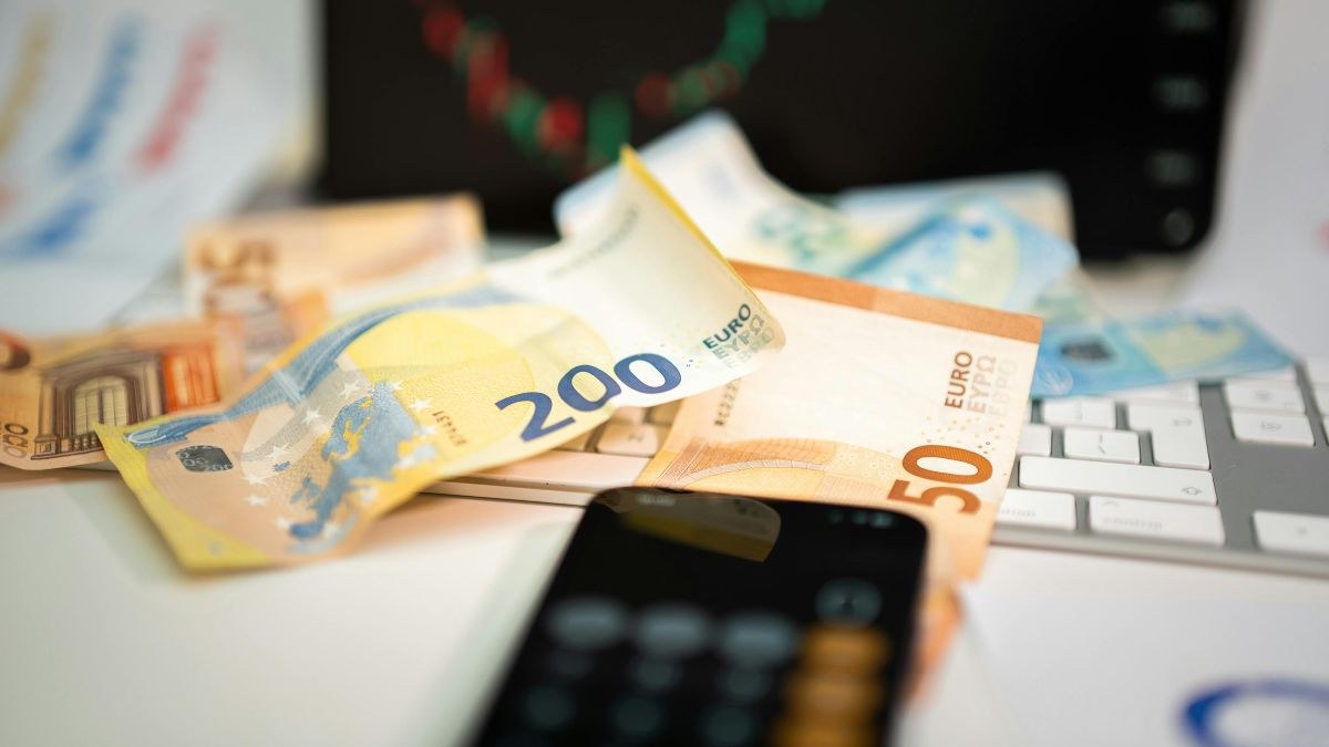 Στο στόχαστρο της ΑΑΔΕ χιλιάδες φορολογούμενοι: Έρχονται «ραβασάκια» με φόρους κατ’ εκτίμηση και πρόστιμα-φωτιά – Ποιους αφορούν οι παραγραφές